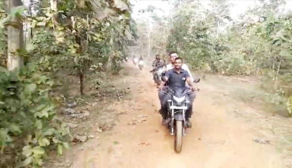 बाइक से एसपी ने जंगली रास्तों से नक्सल क्षेत्र का किया दौरा