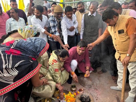 सोरम के साहू समाज भवन में शेड निर्माण एवं बोर खनन कार्य का भूमिपूजन