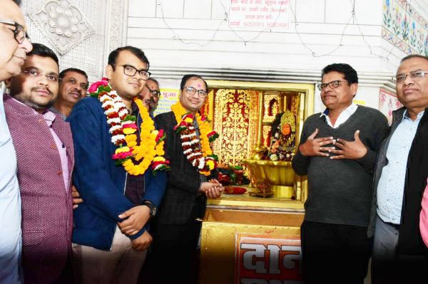 कलेक्टर ने मां बम्लेश्वरी की पूजा कर लिया आशीर्वाद