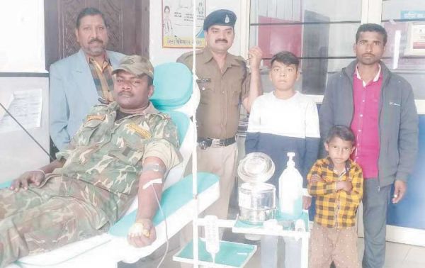  गर्भवती और थैलेसीमिया से ग्रसित मासूम को जवानों ने किया रक्तदान