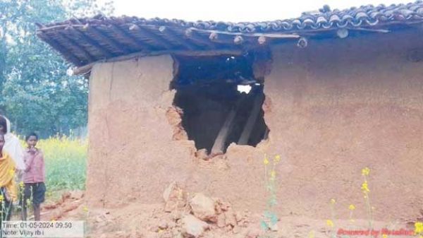 रामचंद्रपुर में हाथियों का उत्पात, घर तोड़े