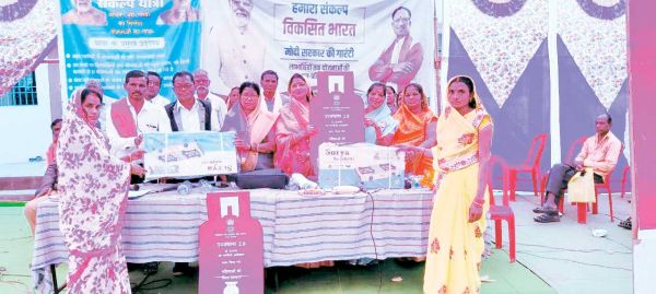 मोदी की गारंटी वाली गाड़ी पहुँची मसानडबरा के कमार पारा