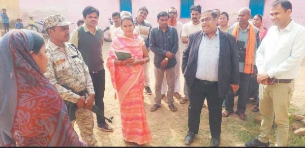  मतदान केन्द्रों का कलेक्टर ने लिया जायजा, स्कूल में मध्यान्ह भोजन का किया निरीक्षण