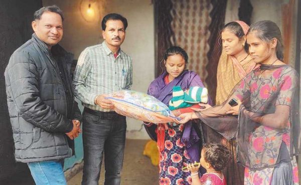 बेटी जन्म पर पुरस्कार किट वितरण