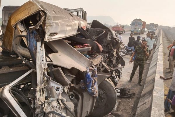 टै्रलर आपस  में टकराई, एक मौत
