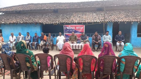 पुलिस ने चलित थाना लगाकर सुनी शिकायतें