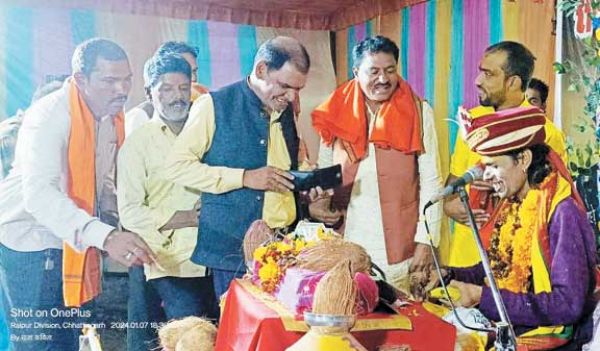संगीतमय भागवत कथा में पहुंचे विधायक
