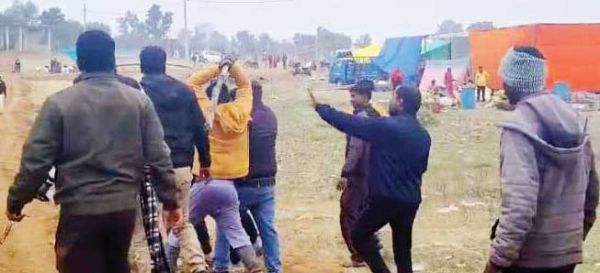 तातापानी महोत्सव में दुकान लगाने चले लाठी-डंडे