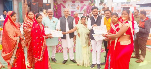 विकसित भारत संकल्प यात्रा में शामिल हुए पूर्व सांसद व जिपं सदस्य