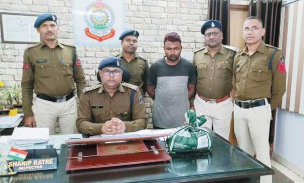 गांजा संग ढाबा संचालक गिरफ्तार