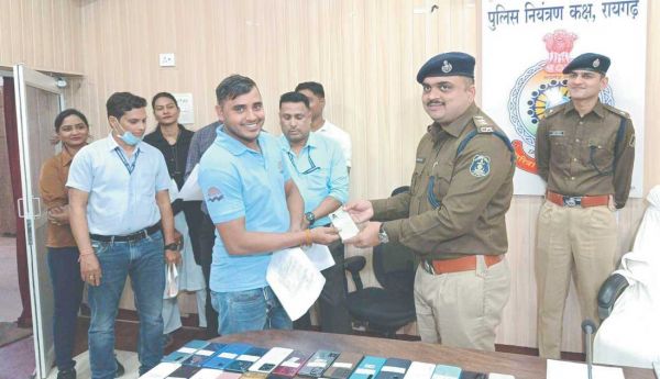 पुलिस ने 7 राज्यों से ढूंढे 121 मोबाइल