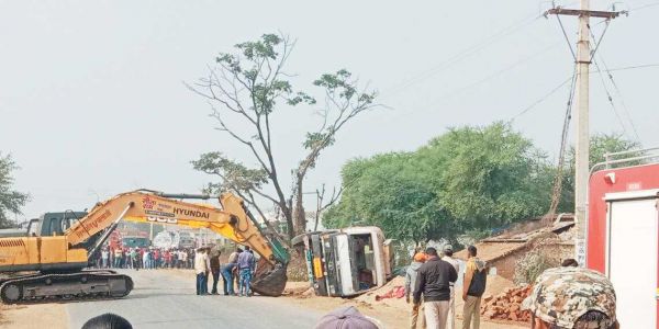 साइकिल को ठोकर मार टैंकर पलटा, घंटों जाम