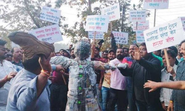 ट्रेलर मालिक कल्याण संघ का अवैध वसूली के खिलाफ हल्लाबोल
