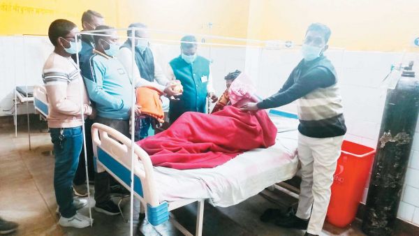 राजा चंद्रवंशी जयंती पर मरीजों को फल वितरण