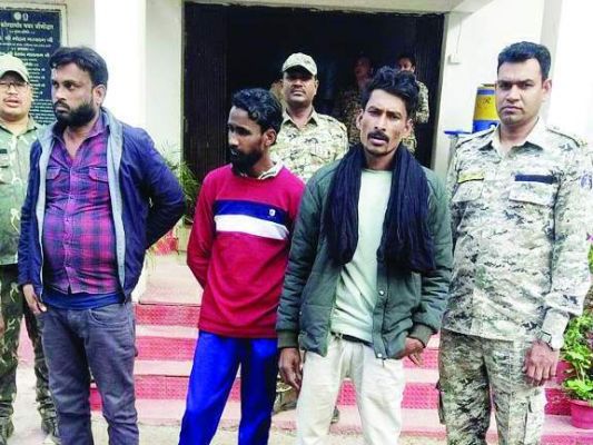 जिला बदर आदेश का उल्लंघन, 3 गिरफ्तार
