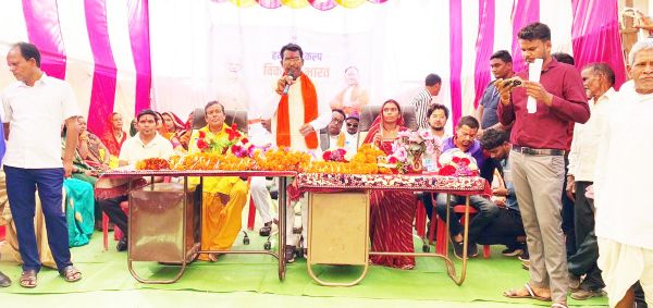 शिविर में विभिन्न योजनाओं से ग्रामीण हो रहे लाभान्वित