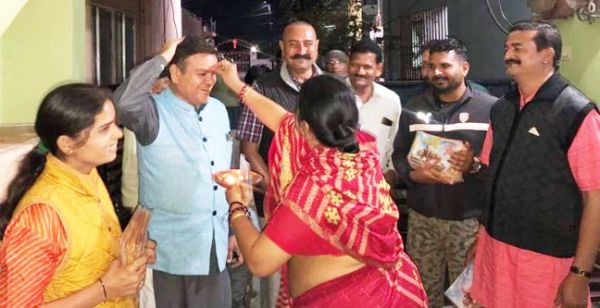 अयोध्या से पहुंचे अक्षत व निमंत्रण पत्र घर-घर बांट रहे राम भक्त