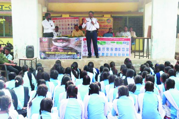 यातायात पुलिस ने दी विद्यार्थियों को ट्रैफिक नियमों की जानकारी
