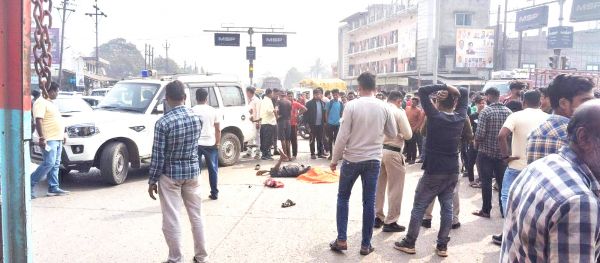 ट्रक ने बाइक सवार बुजुर्ग को कुचला, साथी घायल