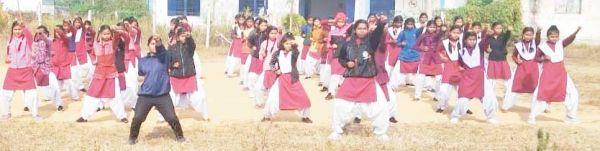 आत्मरक्षा में पारंगत हो रहीं छात्राएं