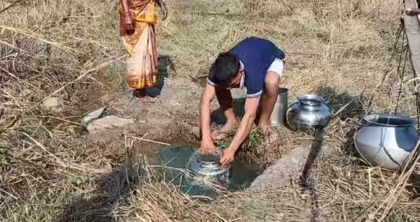 हैंडपंप नहीं, गंदा पानी पीने मजबूर