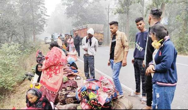 दुर्ग से अयोध्या जा रही बस पलटी, 15 तीर्थयात्री जख्मी