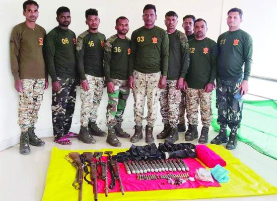 नक्सली भागे, हथियार-विस्फोटक बरामद