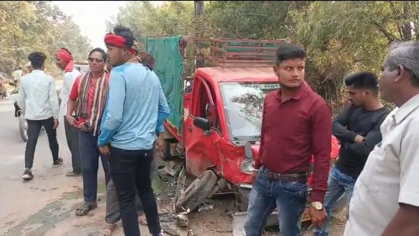 कार-पिकअप में भिड़ंत,  गाडिय़ों के उड़े परखच्चे