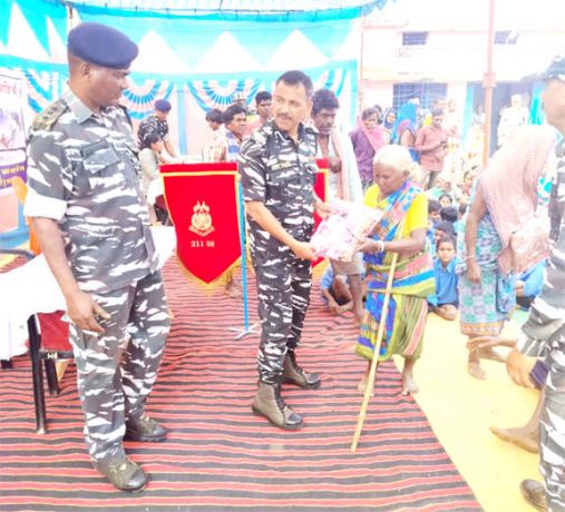 सीआरपीएफ का सिविक एक्शन कार्यक्रम, ग्रामीणों को बांटे सामान