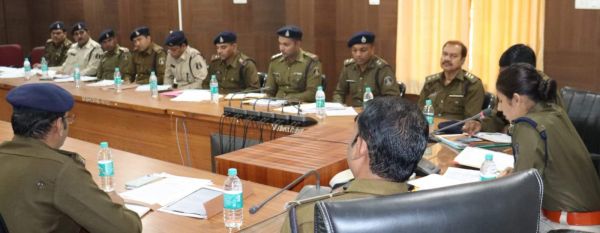 नशाखोरी व अवैध कार्यों में लिप्त  लोगों पर करें लगातार कार्रवाई