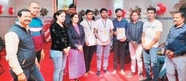 98 रक्तवीरों ने रक्तदान कर मनाया उत्सव