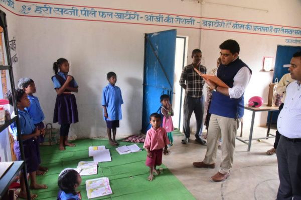 कलेक्टर ने किया स्कूल और आंबा केन्द्रों का निरीक्षण