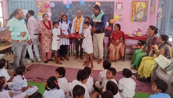सेवानिवृत्ति पर प्रधान पाठक को दी विदाई 
