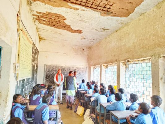 जर्जर छत के नीचे पढ़ाई करने बच्चे मजबूर