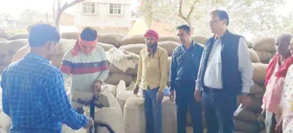 एसडीएम ने किया धान खरीदी केंद्र का निरीक्षण