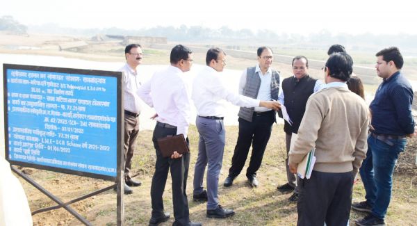 गर्मी में पानी की किल्लत से निपटने कलेक्टर ने अफसरों संग किया एनीकट-इंटेकवेल का दौरा