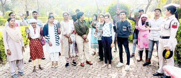 छात्राओं को किया जागरूक