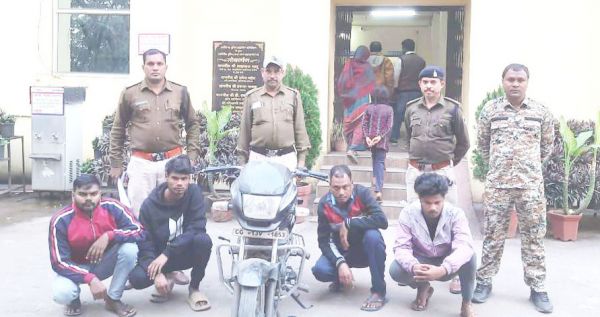 कार सवार युवकों से लूट, 4 गिरफ्तार