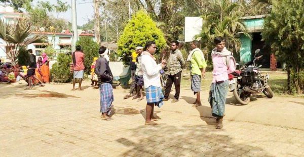 मेला से लौटते पेड़ से बाइक टकराई, 3 मौतें