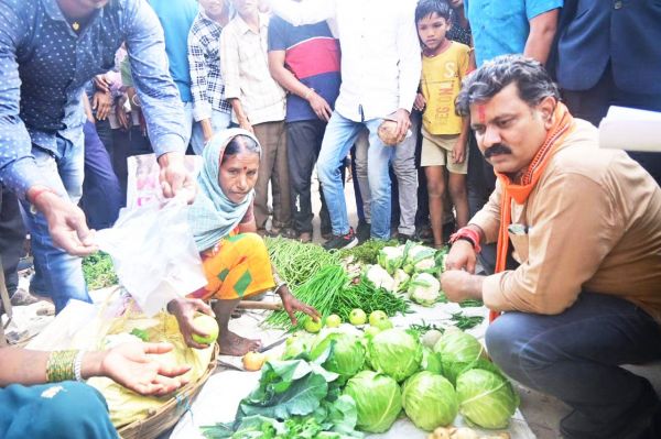 जब उपमुख्यमंत्री सब्जी खरीदने बाजार पहुंचे...