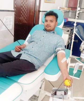 युवा दिवस पर पत्रकार ने किया रक्तदान