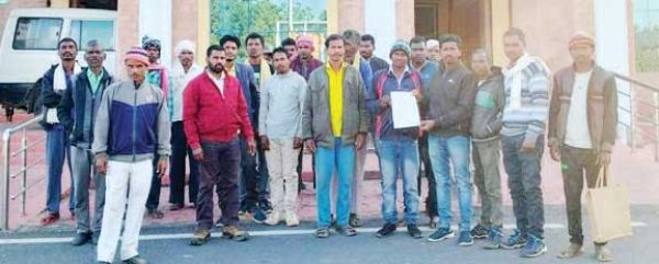 वन भूमि पर कब्जा कर मकान बना रहा दरोगा, कलेक्टर से शिकायत