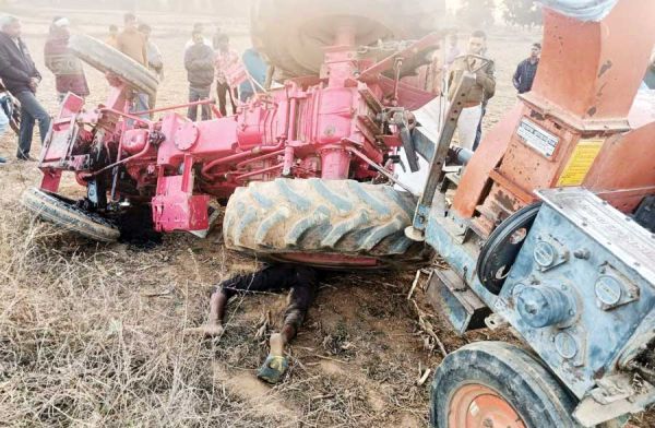  ट्रैक्टर-ट्रॉली पलटी, दबकर चालक की मौत