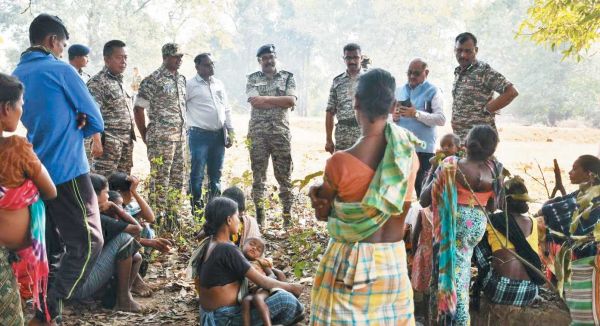 आईजी अफसरों संग पहुंचे पुसनार-कावडग़ांव, ग्रामीणों से चर्चा