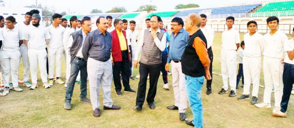 जिलाधीश ने किया स्टेडियम का निरीक्षण