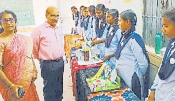 छात्राओं के विज्ञान मॉडल प्रदर्शनी को अतिथियों ने सराहा 