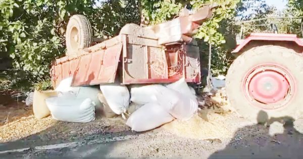 ट्रैक्टर-ट्रॉली पलटी, किसान की मौत