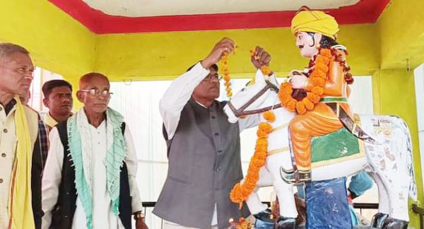 शहीद वीरनारायण सिंह  की प्रतिमा का लोकार्पण