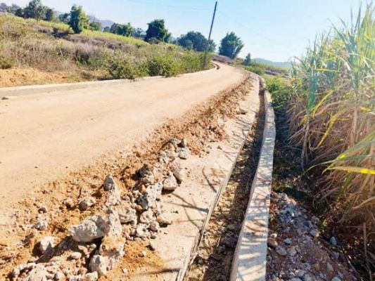 पाइप लाइन बिछाने सडक़ उखाड़ ठेकेदार गायब, आक्रोश