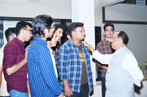 उपमुख्यमंत्री साव ने अभिषेक नंदे से मिलकर कुशलक्षेप जाना